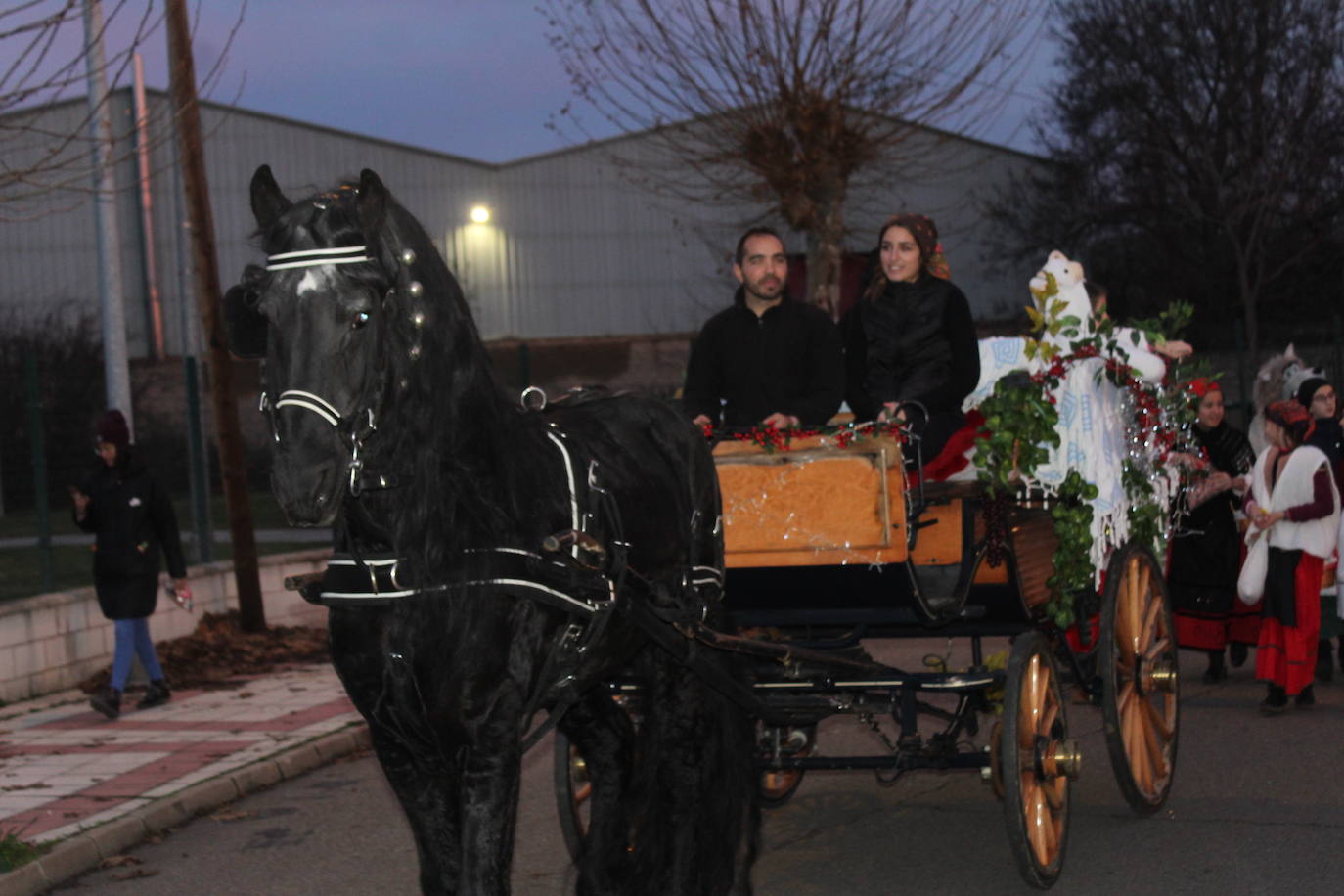 La cabalgata de la Vieja del Monte por las calles de Trobajo del Camino.