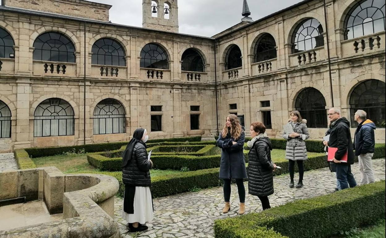 La espadaña, objeto de la intervención, se levanta sobre el muro meridional de la nave de la iglesia del monasterio. 