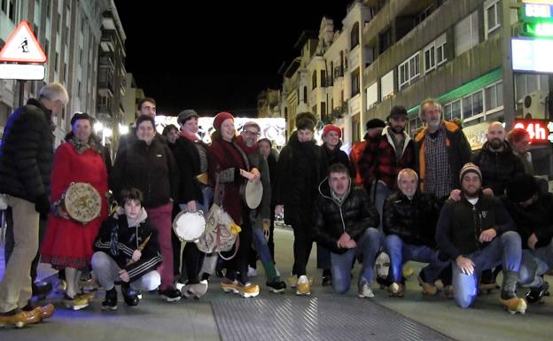 Una veintena de personas se ha concentrado en Guzmán para reivindicar el uso de madreñas.