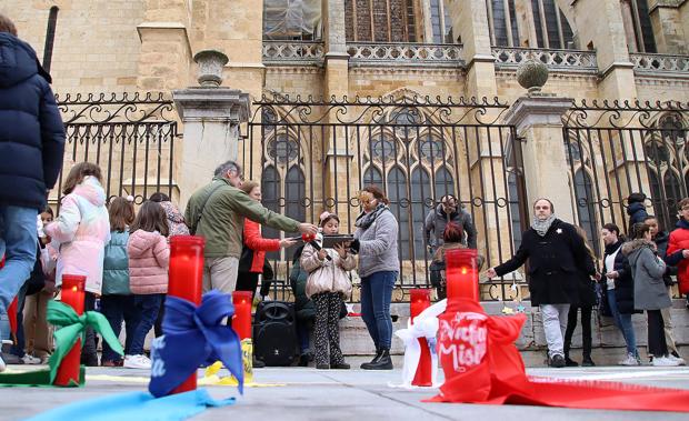 Galería. Escolares de León colocan estrellas frente a la Catedral.