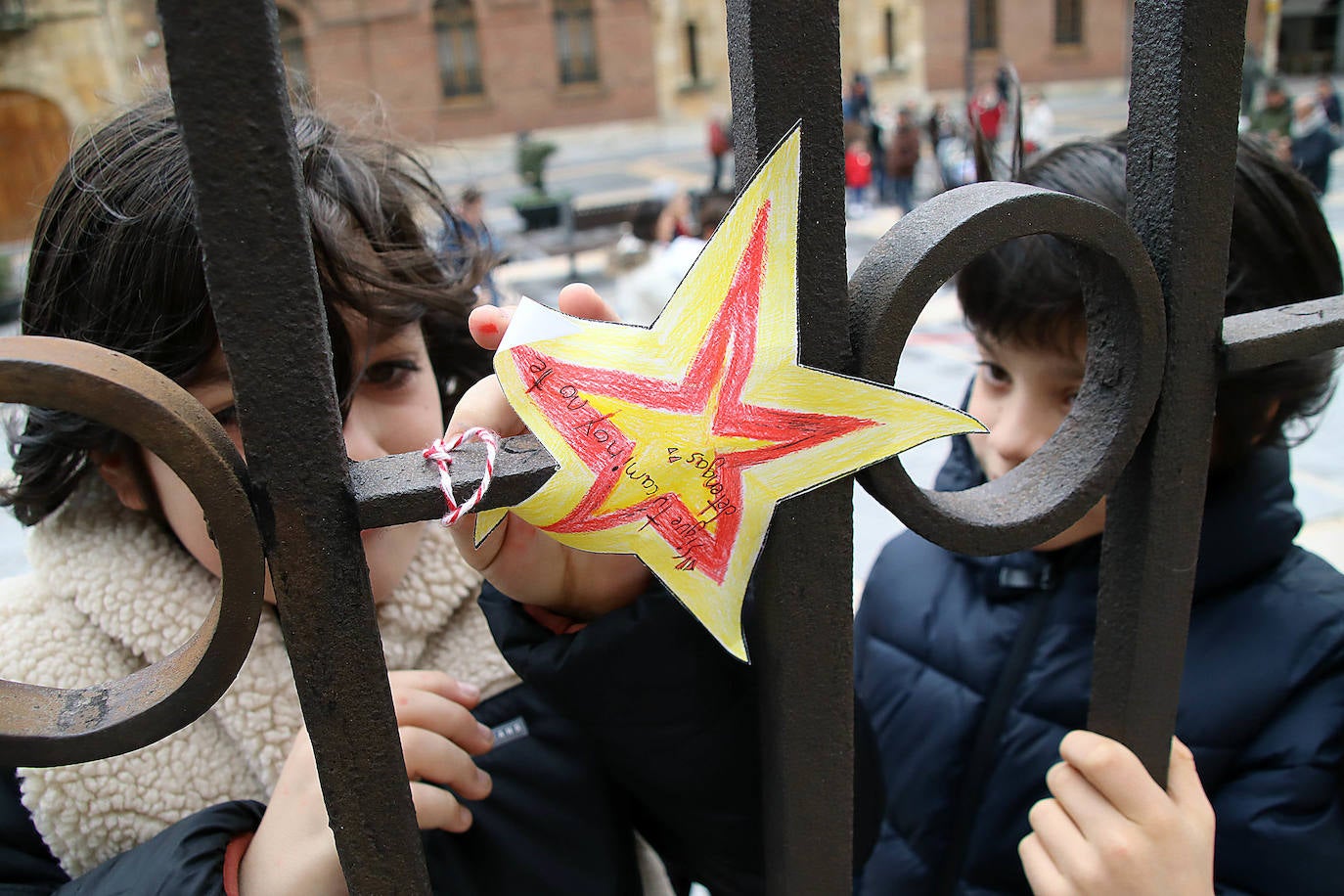 Escolares de León felicitan la Navidad con estrellas que anuncian el nacimiento de Jesús.