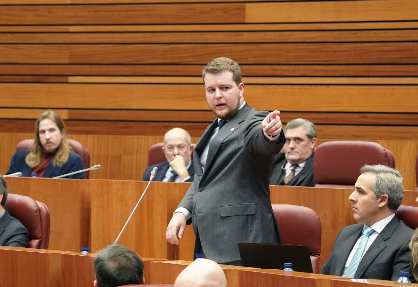 El portavoz del Grupo Socialista, Luis Tudanca, junto a procuradores del PSOE disfruta la segunda sesión del Pleno de los Presupuestos Generales de la Comunidad para 2023.