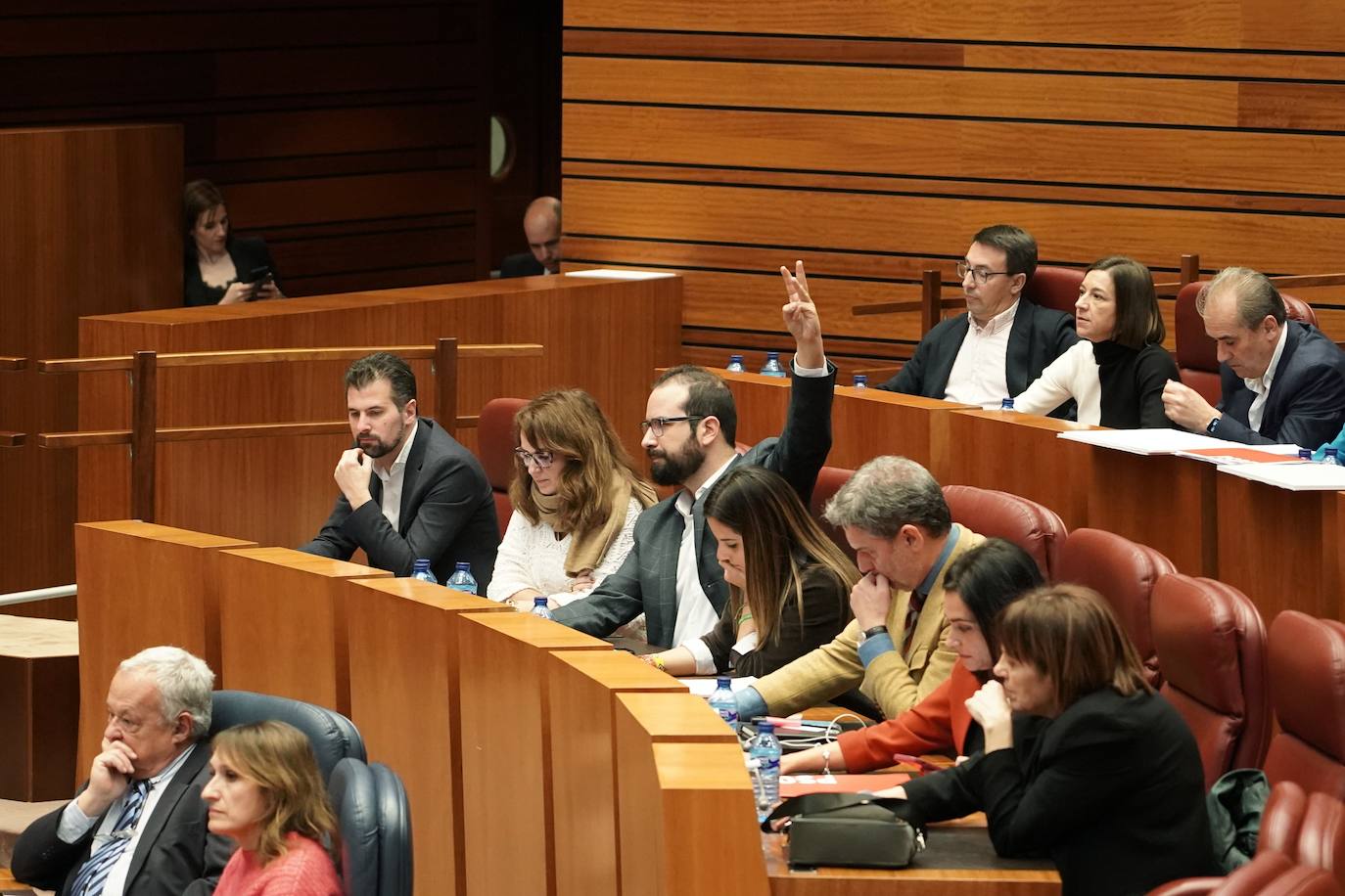 El portavoz del Grupo Socialista, Luis Tudanca, junto a procuradores del PSOE disfruta la segunda sesión del Pleno de los Presupuestos Generales de la Comunidad para 2023.