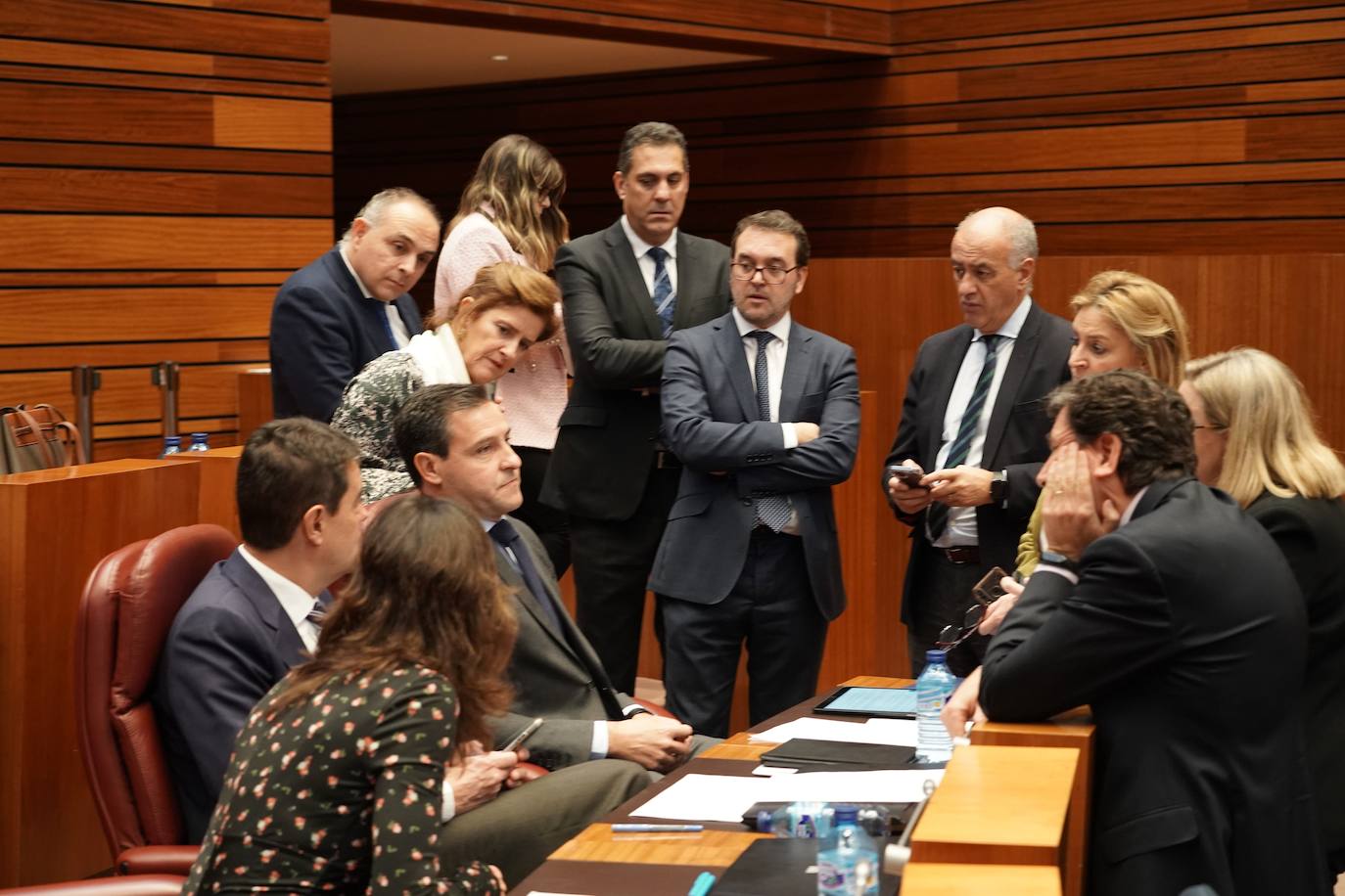 El portavoz del Grupo Socialista, Luis Tudanca, junto a procuradores del PSOE disfruta la segunda sesión del Pleno de los Presupuestos Generales de la Comunidad para 2023.