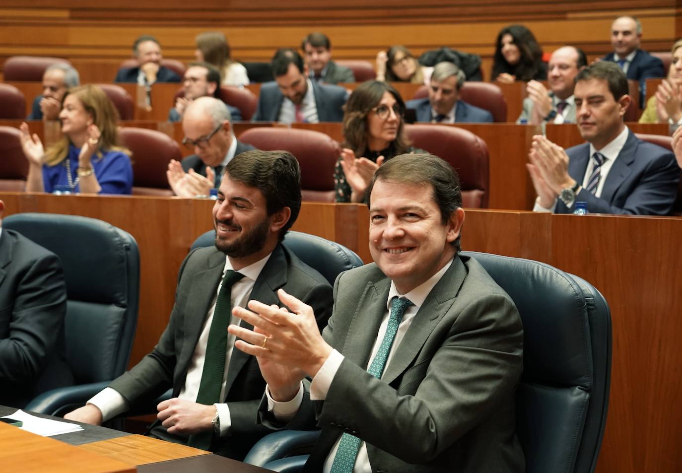 El portavoz del Grupo Socialista, Luis Tudanca, junto a procuradores del PSOE disfruta la segunda sesión del Pleno de los Presupuestos Generales de la Comunidad para 2023.