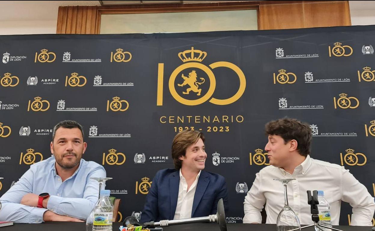 José Manzanera, director deportivo de la Cultural (C), junto al cuerpo de secretarios técnicos. 