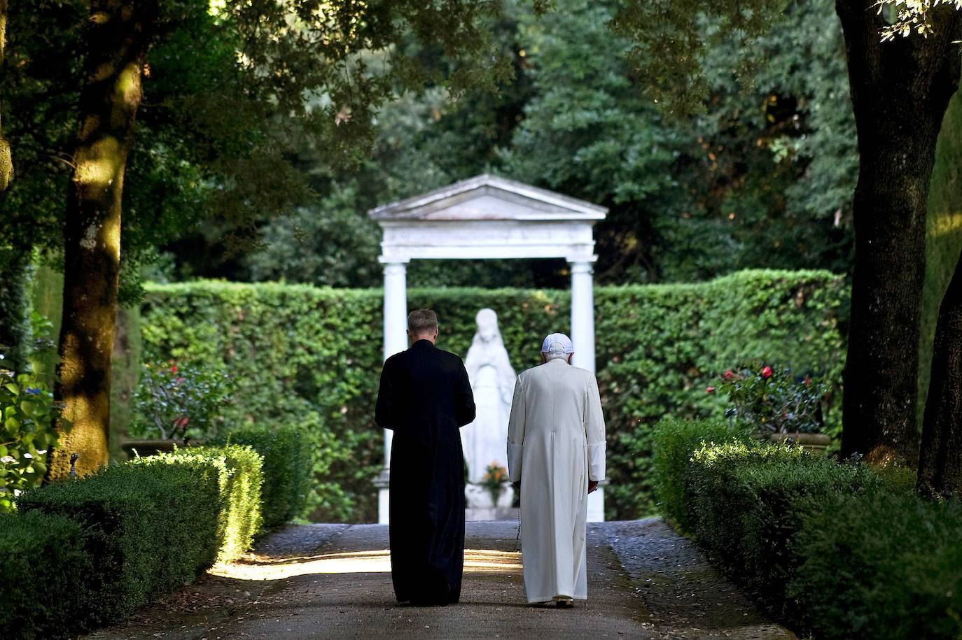 Benedicto XVI camina con su secretario personal, Georg Gaenswein, en su residencia de verano de Castelgandolfo, al sur de Roma.