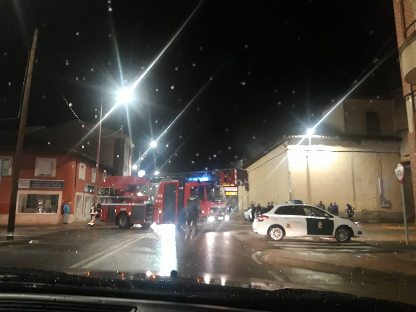 El edificio, que actualmente acoge una industria de transportes, no sufrió daños estructurales y el fuego solo afectó a algunos enseres que se encontraban en el interior