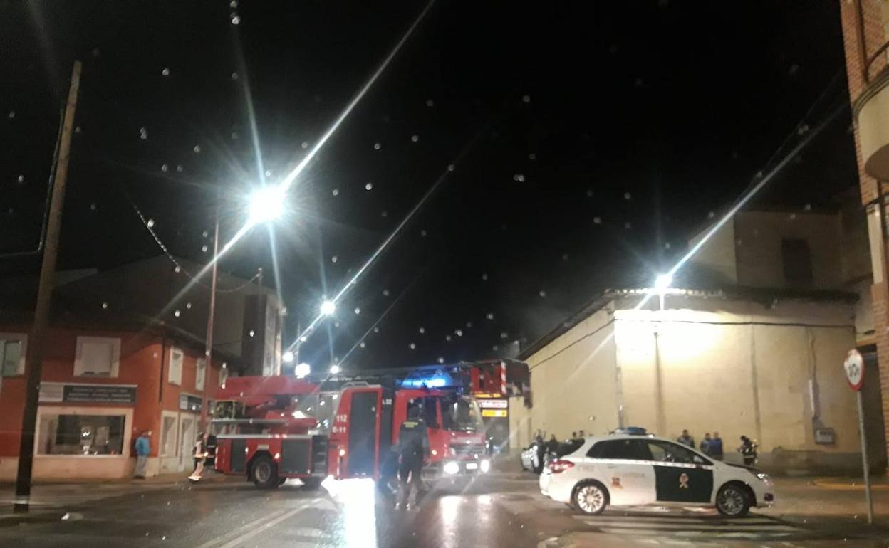 Un incendio afecta a la fábrica de harinas de Valencia de Don Juan.