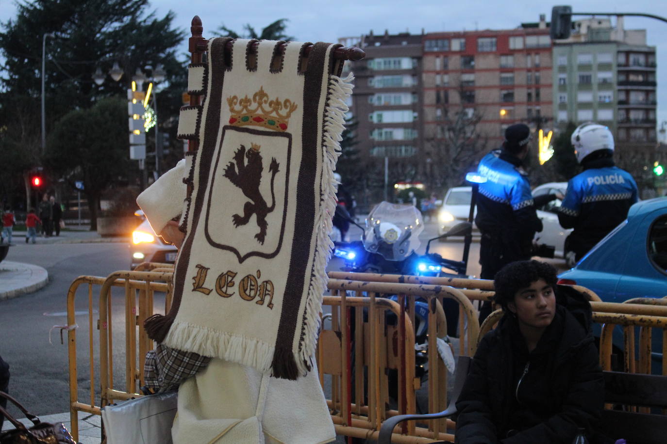 La Asociación para la recuperación de tradiciones antiguas García I ha recorrido los comercios de León pidiendo el aguinaldo.