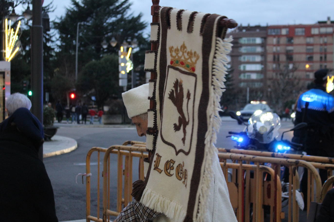 La Asociación para la recuperación de tradiciones antiguas García I ha recorrido los comercios de León pidiendo el aguinaldo.