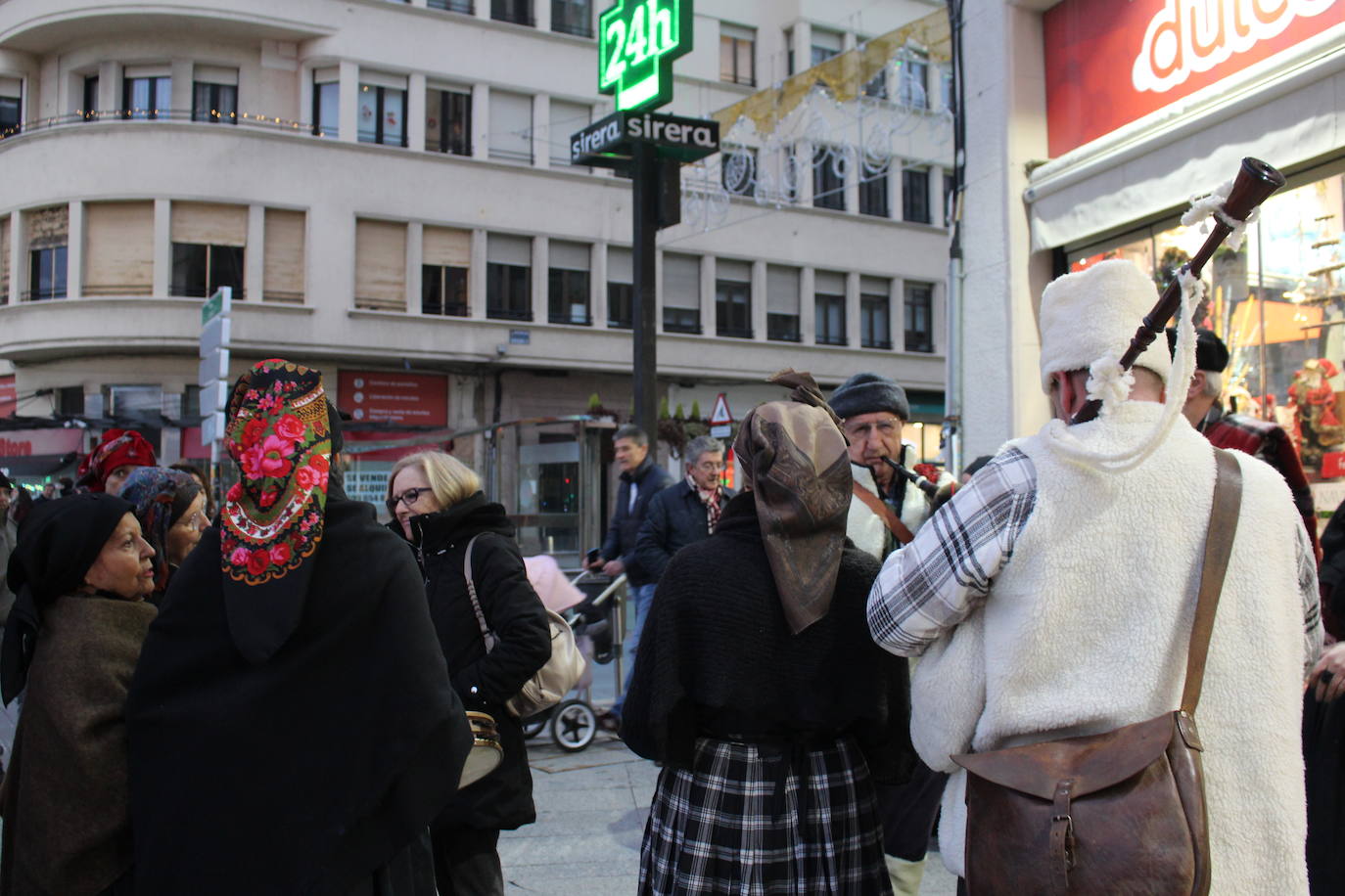 La Asociación para la recuperación de tradiciones antiguas García I ha recorrido los comercios de León pidiendo el aguinaldo.