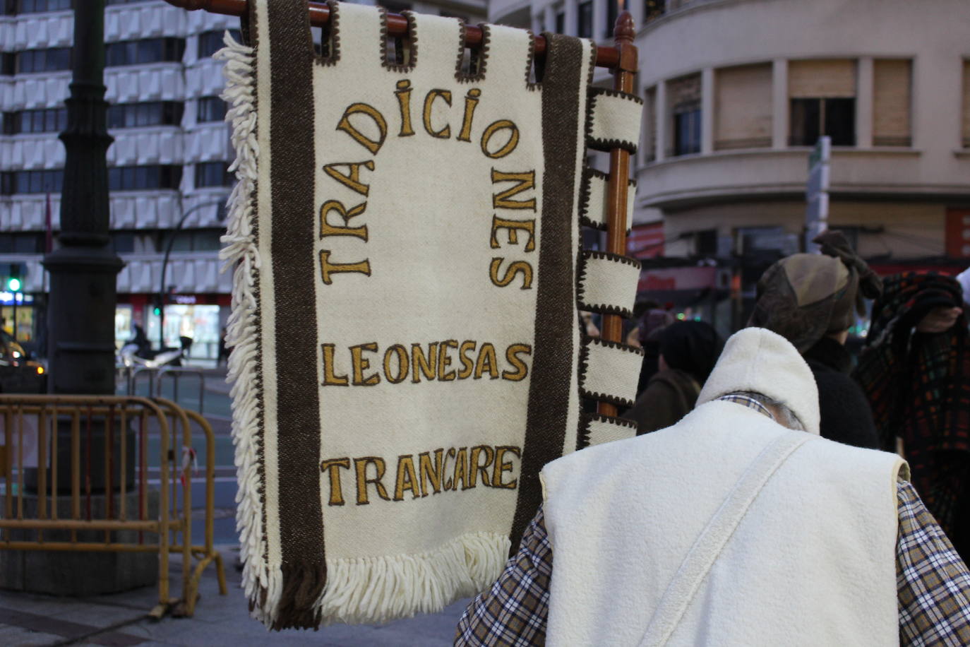 La Asociación para la recuperación de tradiciones antiguas García I ha recorrido los comercios de León pidiendo el aguinaldo.