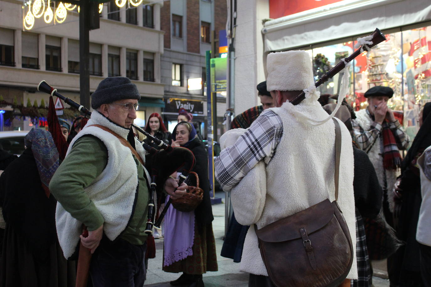 La Asociación para la recuperación de tradiciones antiguas García I ha recorrido los comercios de León pidiendo el aguinaldo.