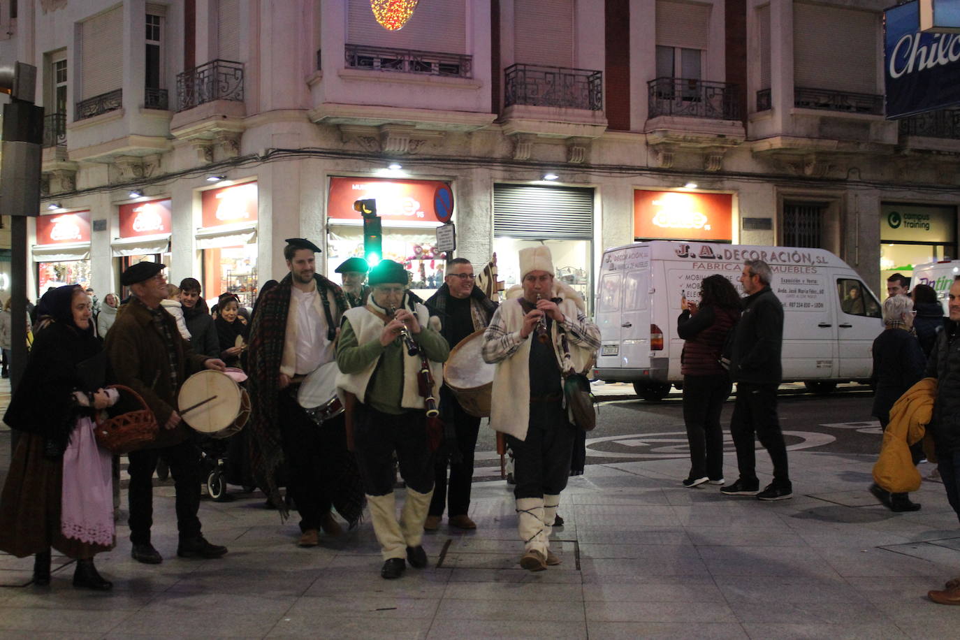 La Asociación para la recuperación de tradiciones antiguas García I ha recorrido los comercios de León pidiendo el aguinaldo.