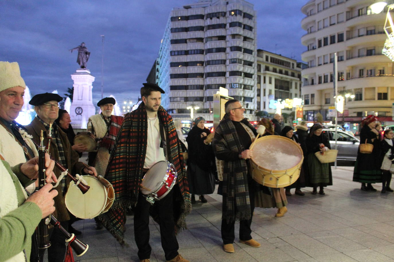 La Asociación para la recuperación de tradiciones antiguas García I ha recorrido los comercios de León pidiendo el aguinaldo.