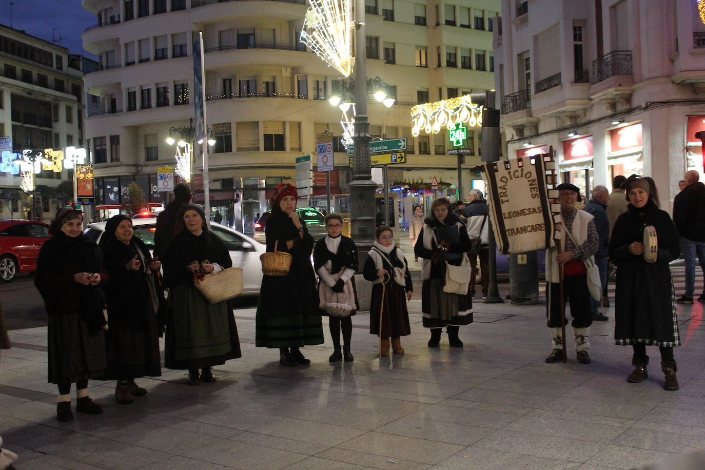 La Asociación para la recuperación de tradiciones antiguas García I ha recorrido los comercios de León pidiendo el aguinaldo.