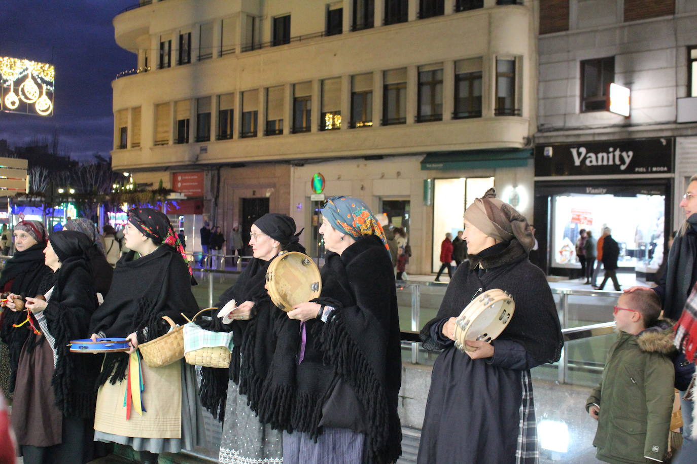 La Asociación para la recuperación de tradiciones antiguas García I ha recorrido los comercios de León pidiendo el aguinaldo.