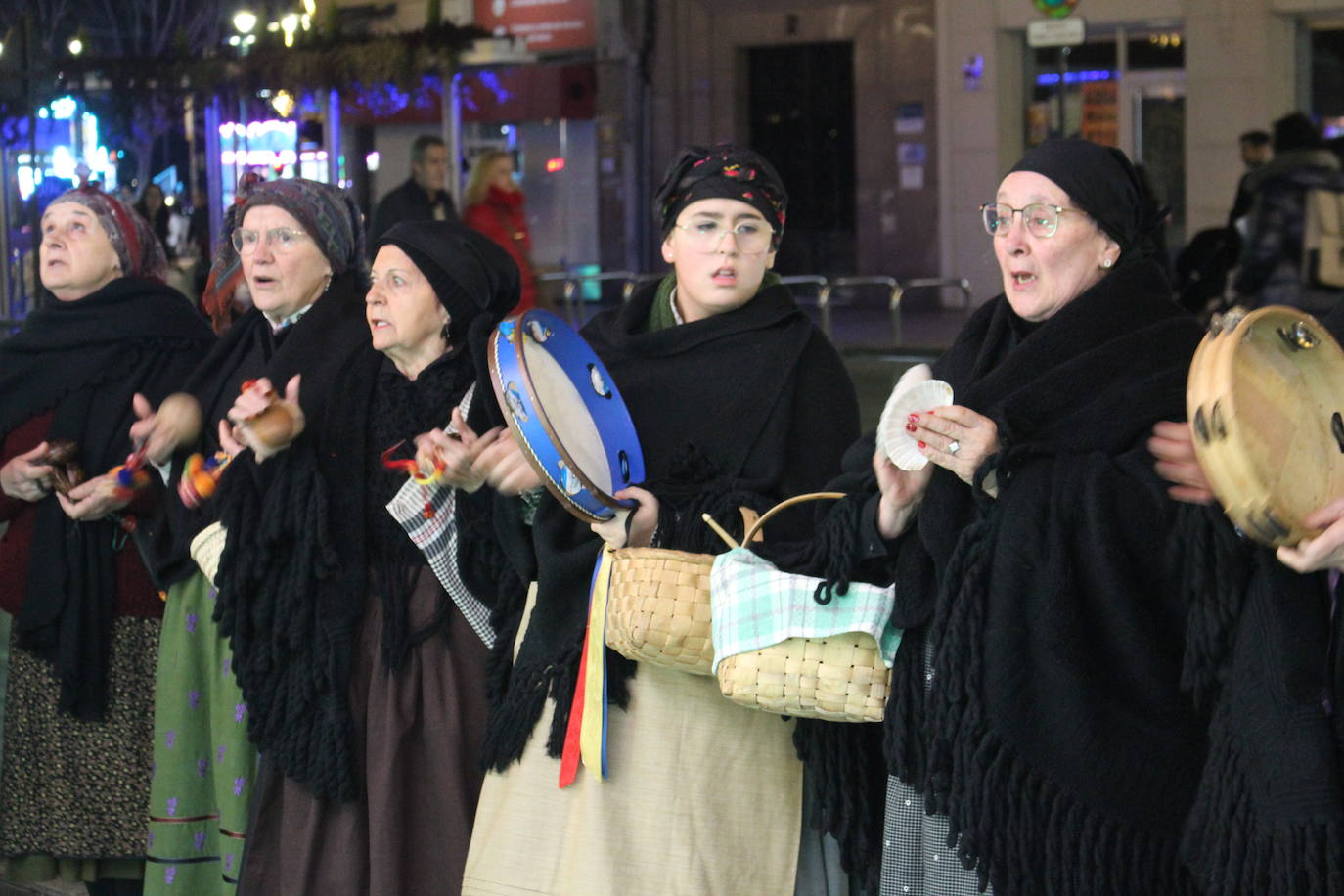 La Asociación para la recuperación de tradiciones antiguas García I ha recorrido los comercios de León pidiendo el aguinaldo.