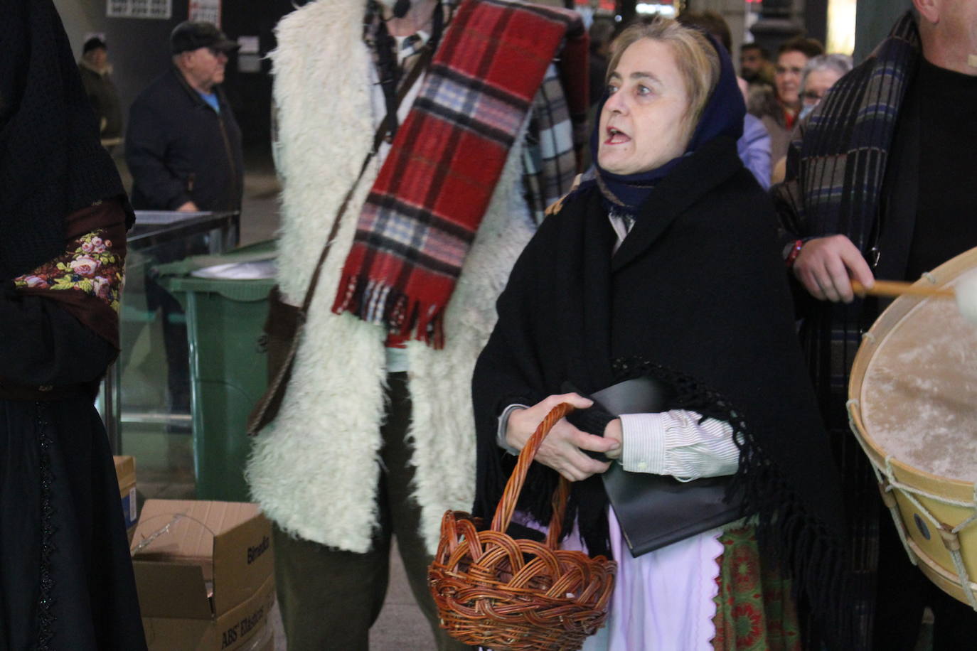 La Asociación para la recuperación de tradiciones antiguas García I ha recorrido los comercios de León pidiendo el aguinaldo.