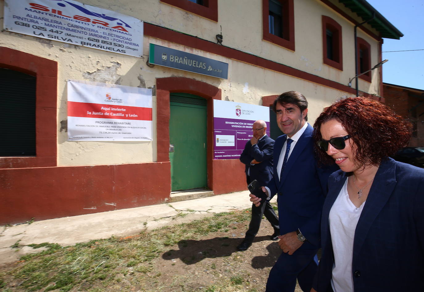 El consejero de Medio Ambiente, Vivienda y Ordenación del Territorio, Juan Carlos Suárez-Quiñones, junto a la alcaldesa de Villagatón-Brañuelas (León), Carolina López, durante la visita a las tres viviendas rehabilitadas para alquiler social, dentro del programa Rehabitare en una imagen de archivo.