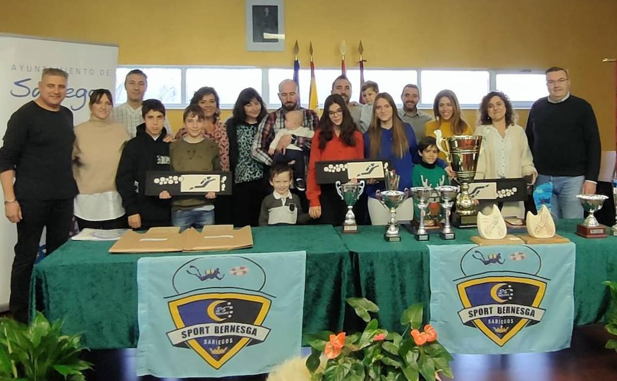 El Ayuntamiento hizo entrega de un detalle a los integrantes del equipo de buceo de competición del Sport del Bernesga.