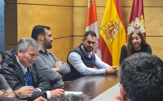 Galería. Momentos previos al inicio de la reunión en la sede popular.