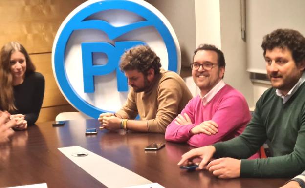 Ester Muñoz preside de la reunión con los presidentes comarcales a la que también asisten el expresidente Santiago Vélez y el nuevo coordinador Manuel García.