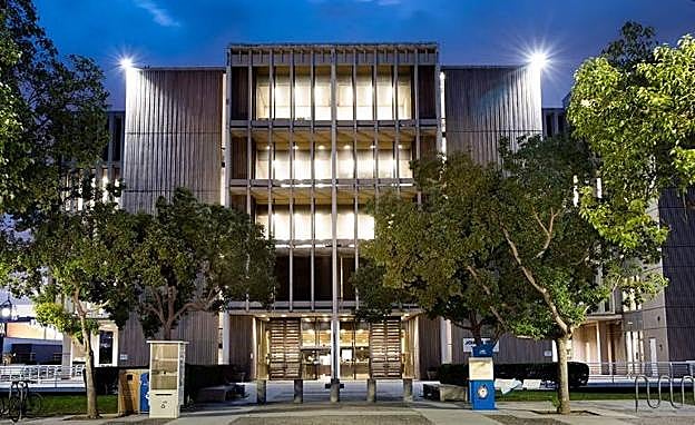 Facultad que dirige en exalumno de la ULE en California.