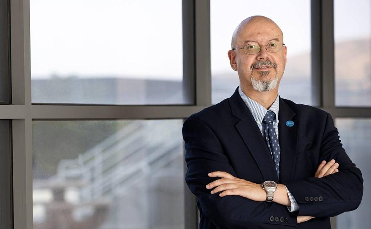 J. Tomás Gómez Árias está al frente del prestigioso College of Business and Public Administration de la CSUSB desde julio de 2022.