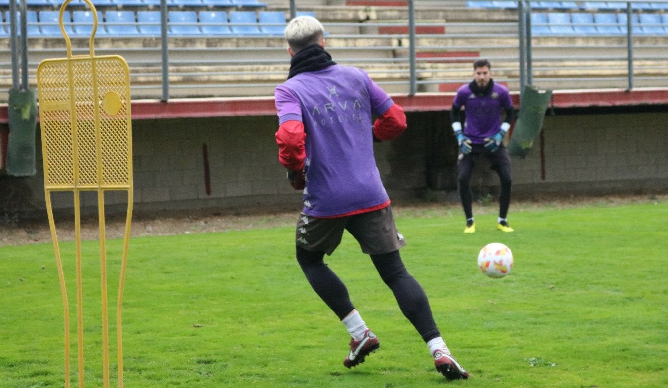 La Cultural regresa a los entrenamientos y espera al 'mercado de invierno'. La plantilla ha vuelto este martes a las sesiones de preparación en el Área Deportiva de Puente Castro.