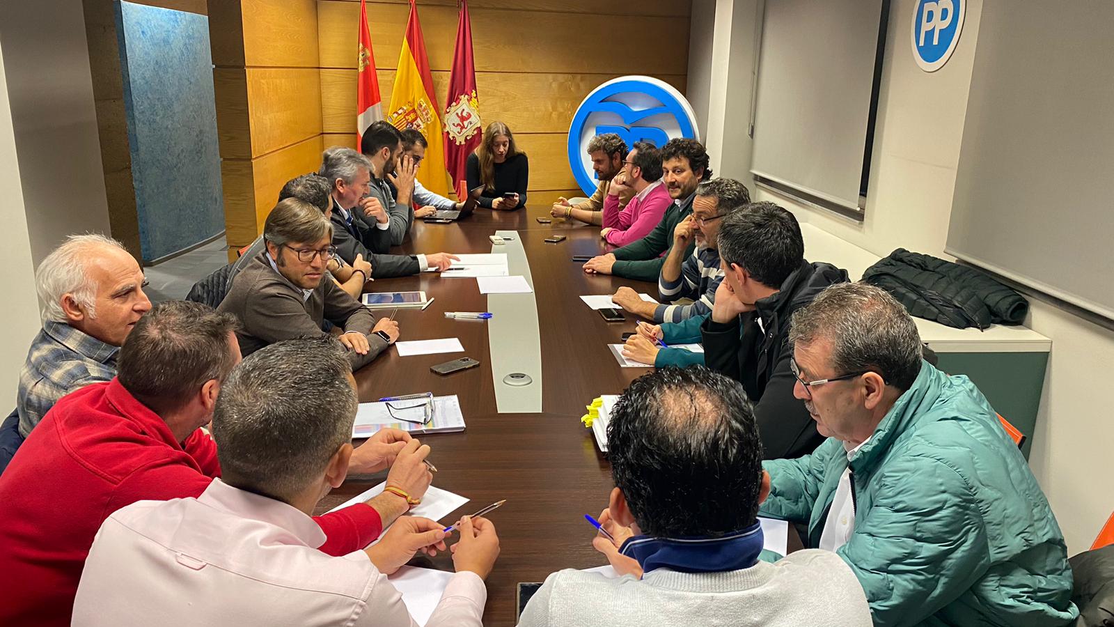 Fotos: Reunión de los comarcales del Partido Popular de León