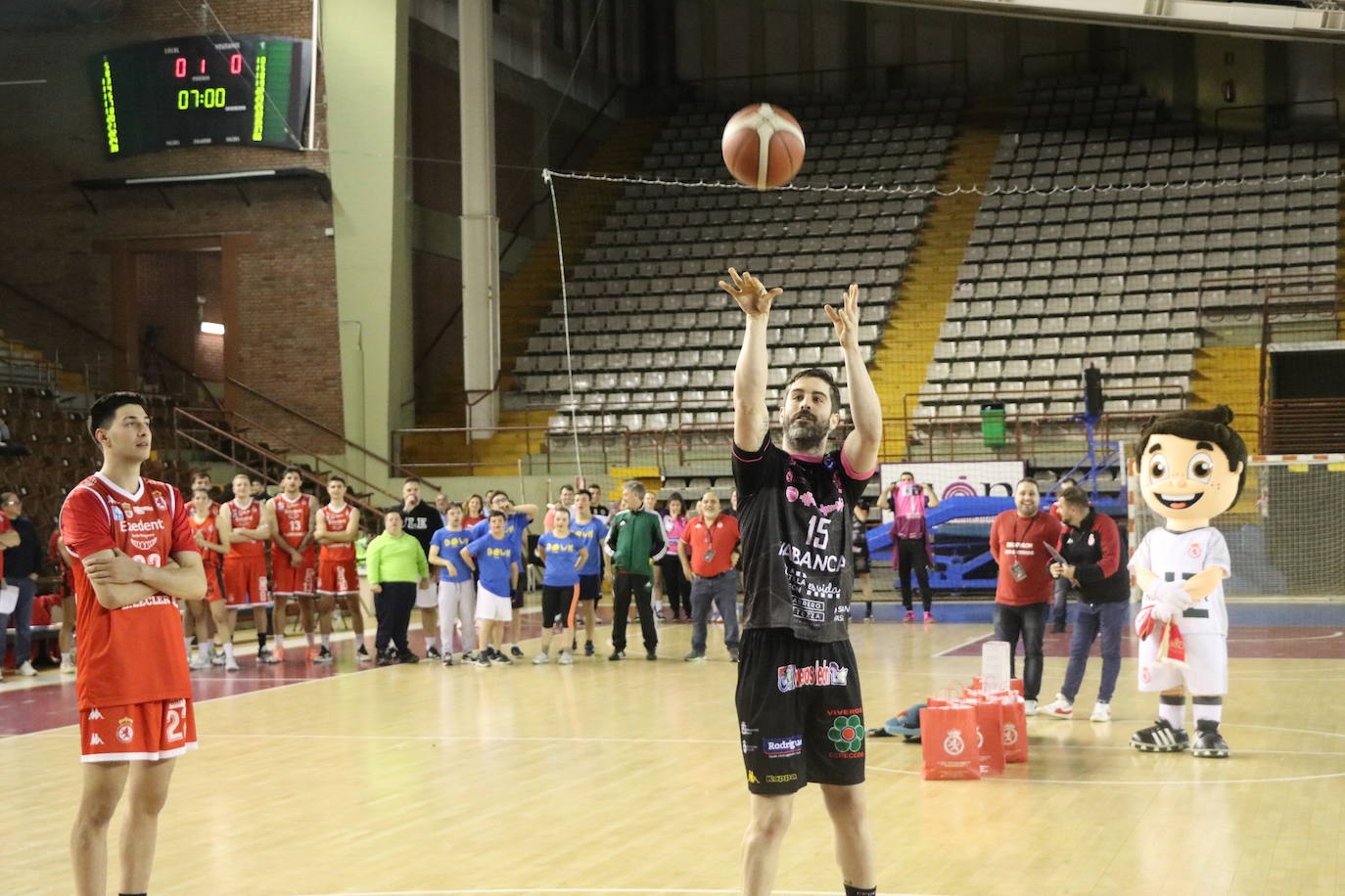 Los clubes deportivos y los ciudadanos de León se vuelcan en la celebración del acto solidario 'Reto Centenario Único'.