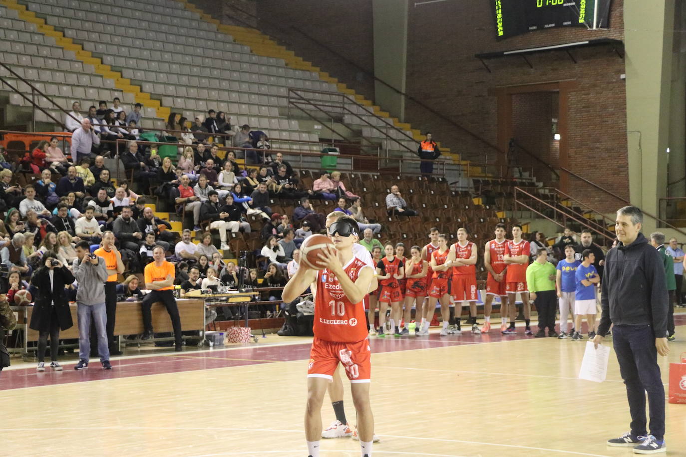 Los clubes deportivos y los ciudadanos de León se vuelcan en la celebración del acto solidario 'Reto Centenario Único'.