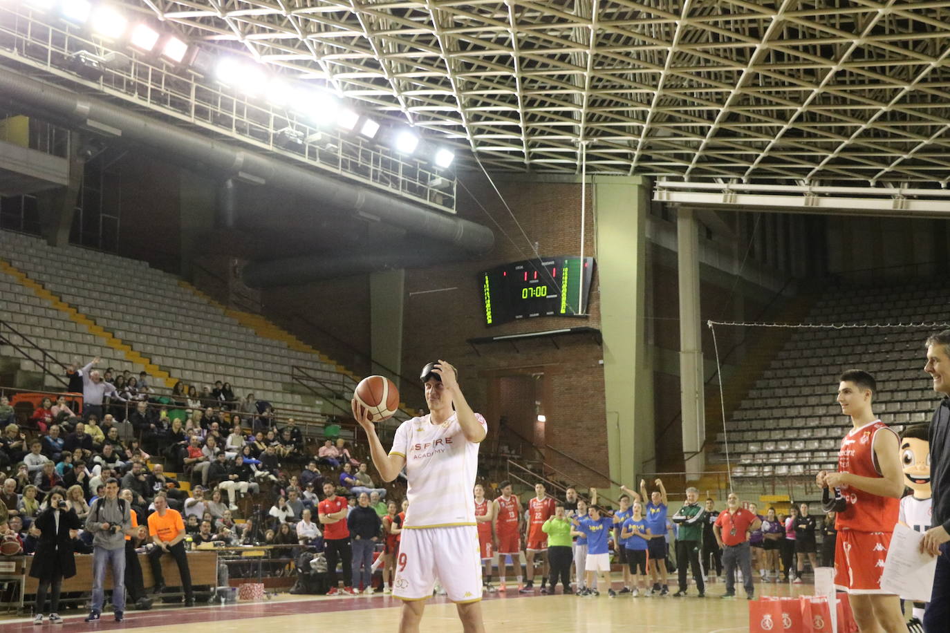 Los clubes deportivos y los ciudadanos de León se vuelcan en la celebración del acto solidario 'Reto Centenario Único'.