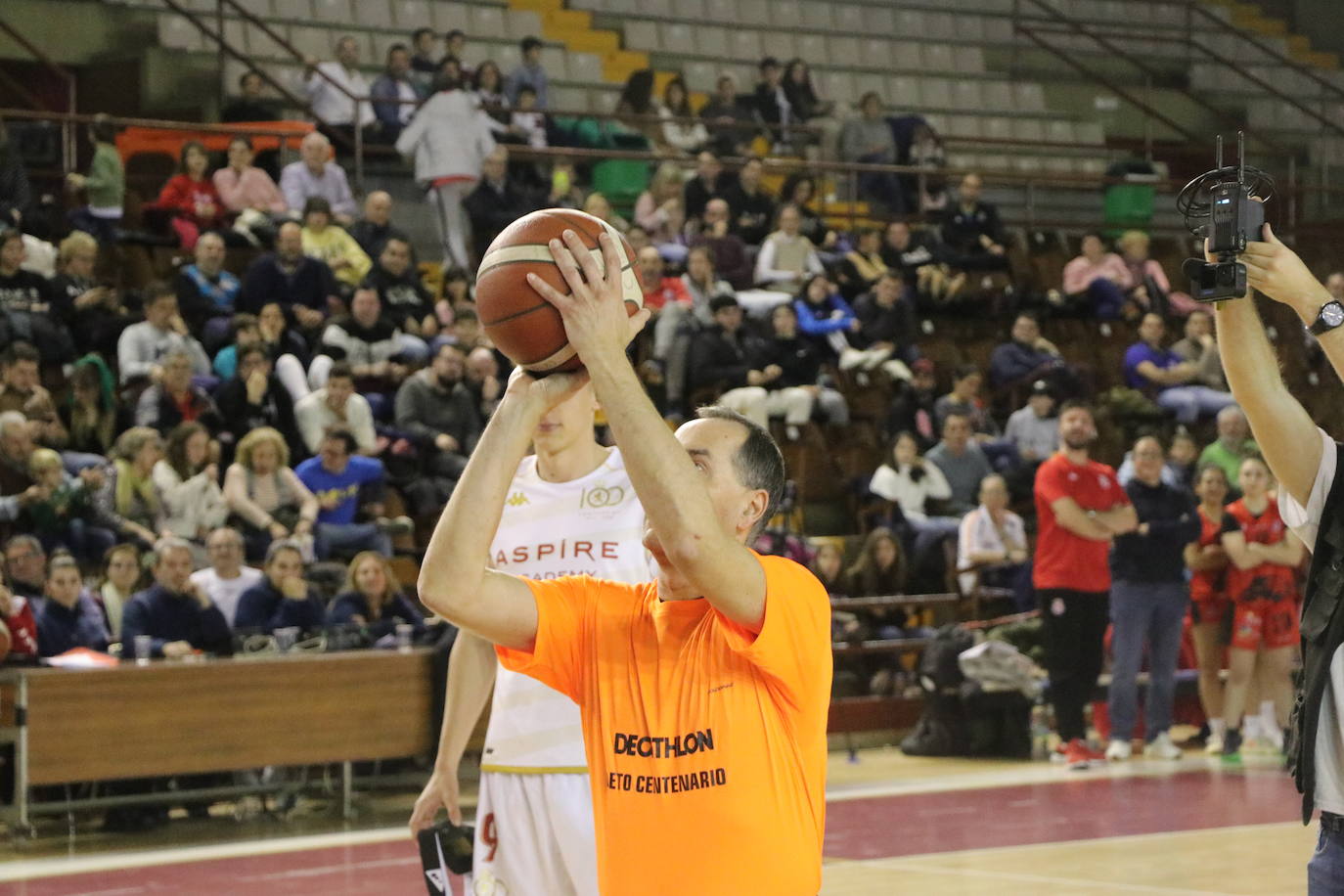 Los clubes deportivos y los ciudadanos de León se vuelcan en la celebración del acto solidario 'Reto Centenario Único'.