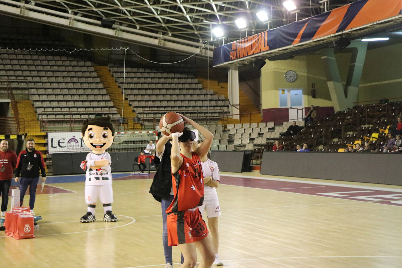 Los clubes deportivos y los ciudadanos de León se vuelcan en la celebración del acto solidario 'Reto Centenario Único'.