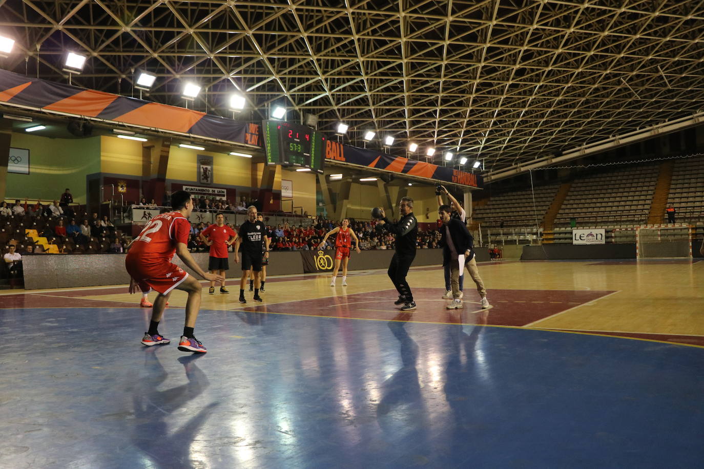 Los clubes deportivos y los ciudadanos de León se vuelcan en la celebración del acto solidario 'Reto Centenario Único'.