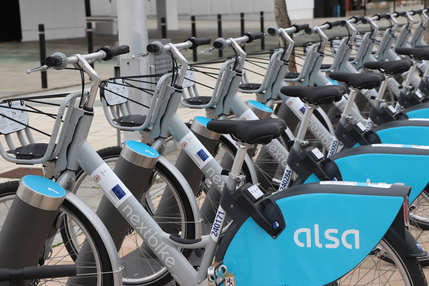 El alcalde de León, José Antonio Diez, junto con el concejal de Movilidad, Vicente Canuria, han presentado una nueva estacion de préstamo de bicicletas en el barrio de La Lastra, frente al edificio del Incibe.