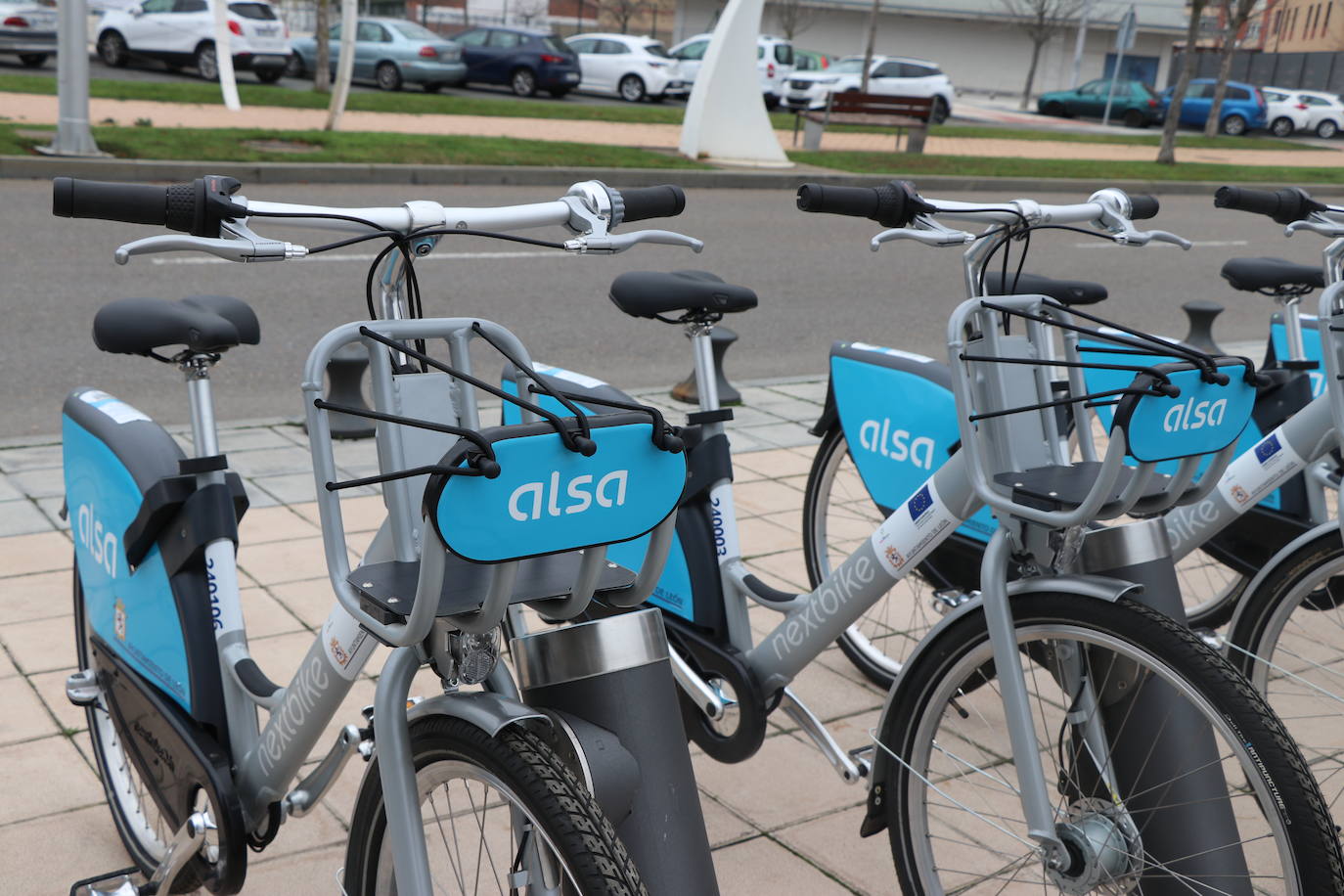 El alcalde de León, José Antonio Diez, junto con el concejal de Movilidad, Vicente Canuria, han presentado una nueva estacion de préstamo de bicicletas en el barrio de La Lastra, frente al edificio del Incibe.