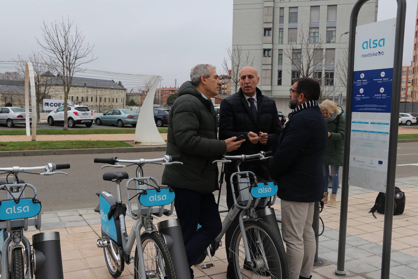 El alcalde de León, José Antonio Diez, junto con el concejal de Movilidad, Vicente Canuria, han presentado una nueva estacion de préstamo de bicicletas en el barrio de La Lastra, frente al edificio del Incibe.