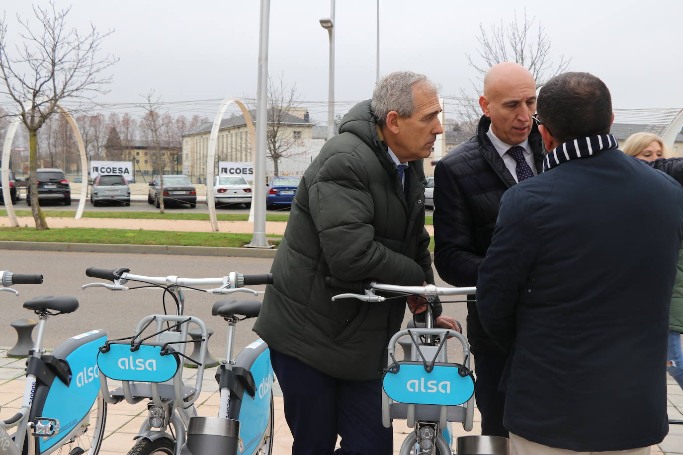 El alcalde de León, José Antonio Diez, junto con el concejal de Movilidad, Vicente Canuria, han presentado una nueva estacion de préstamo de bicicletas en el barrio de La Lastra, frente al edificio del Incibe.