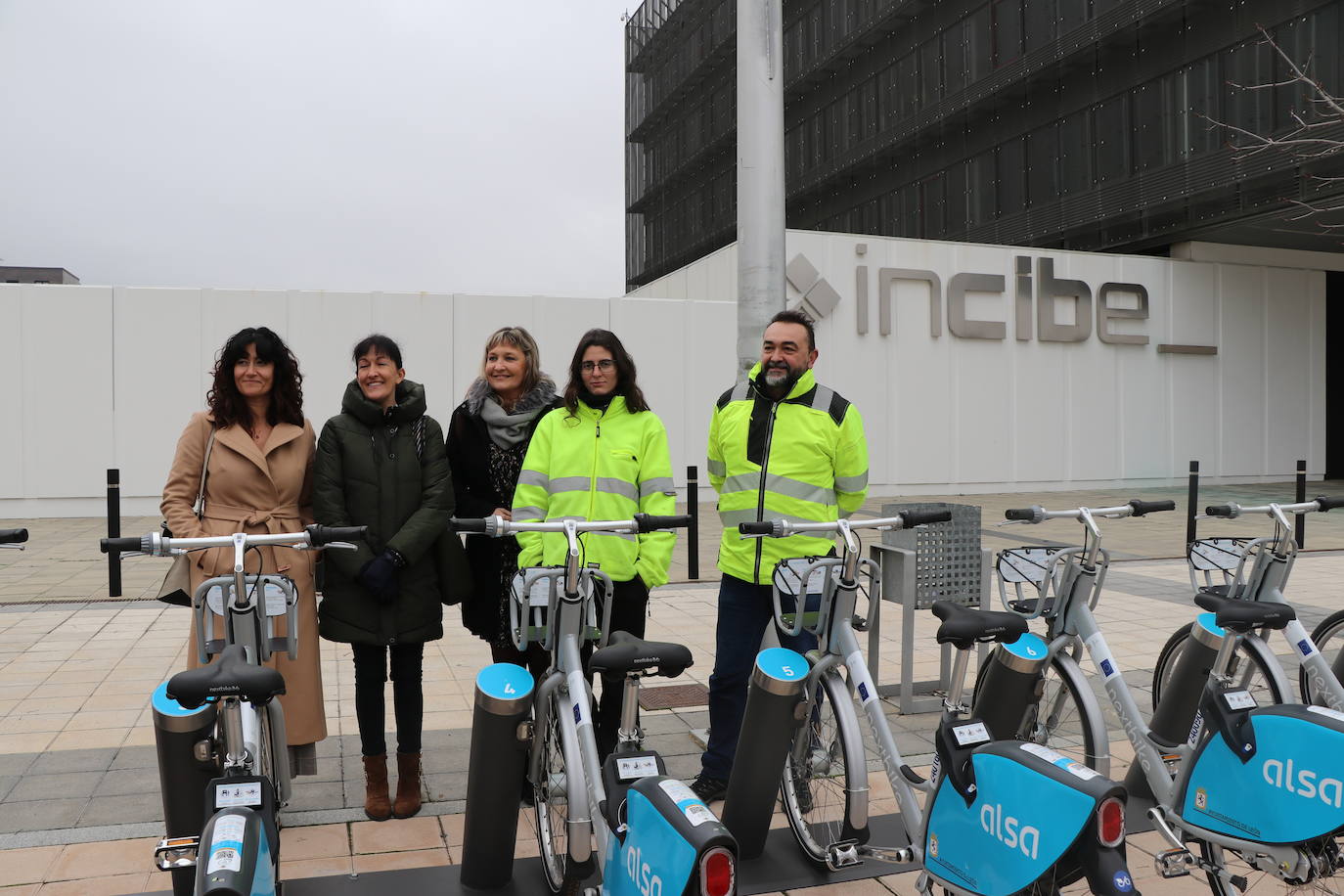El alcalde de León, José Antonio Diez, junto con el concejal de Movilidad, Vicente Canuria, han presentado una nueva estacion de préstamo de bicicletas en el barrio de La Lastra, frente al edificio del Incibe.