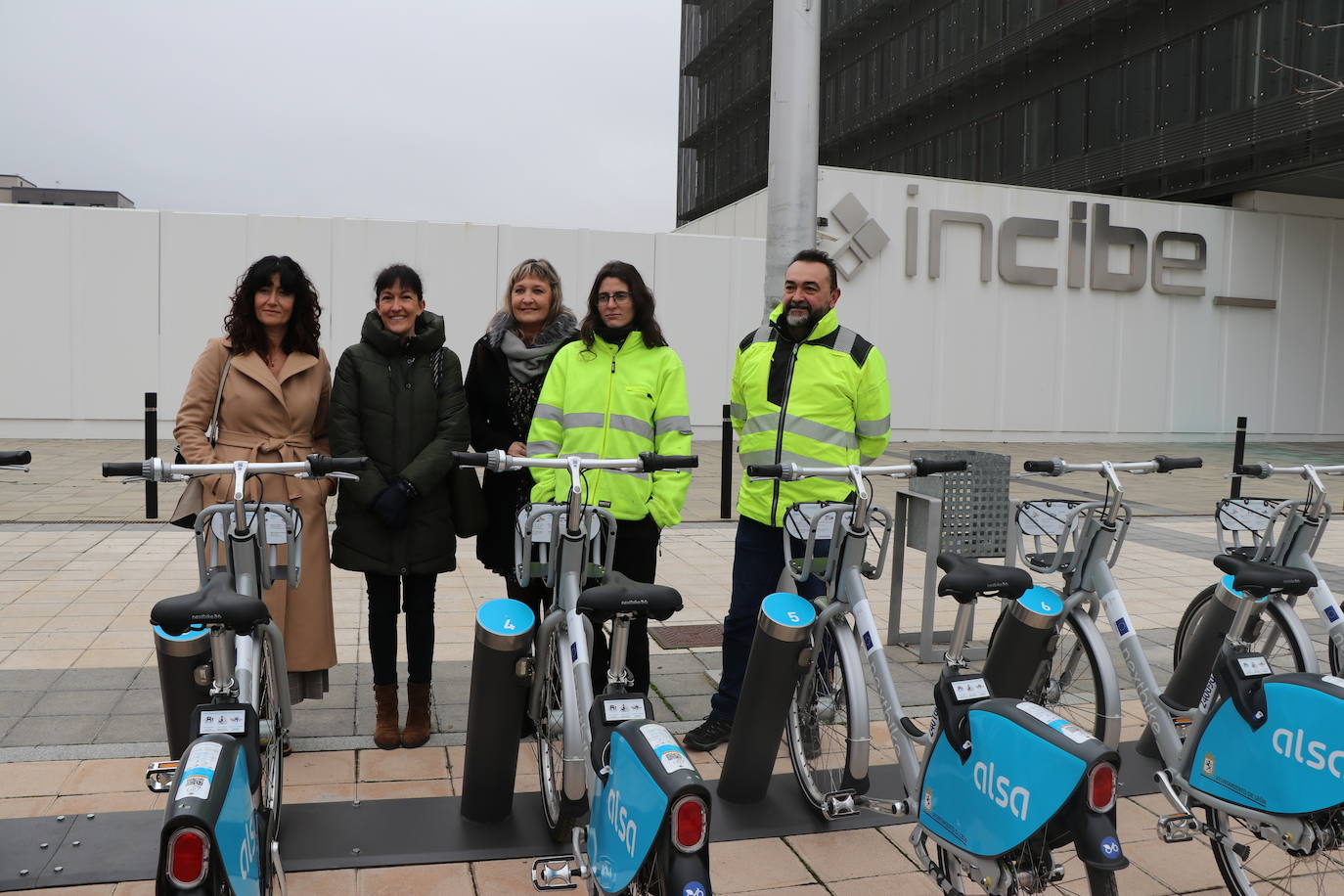 El alcalde de León, José Antonio Diez, junto con el concejal de Movilidad, Vicente Canuria, han presentado una nueva estacion de préstamo de bicicletas en el barrio de La Lastra, frente al edificio del Incibe.