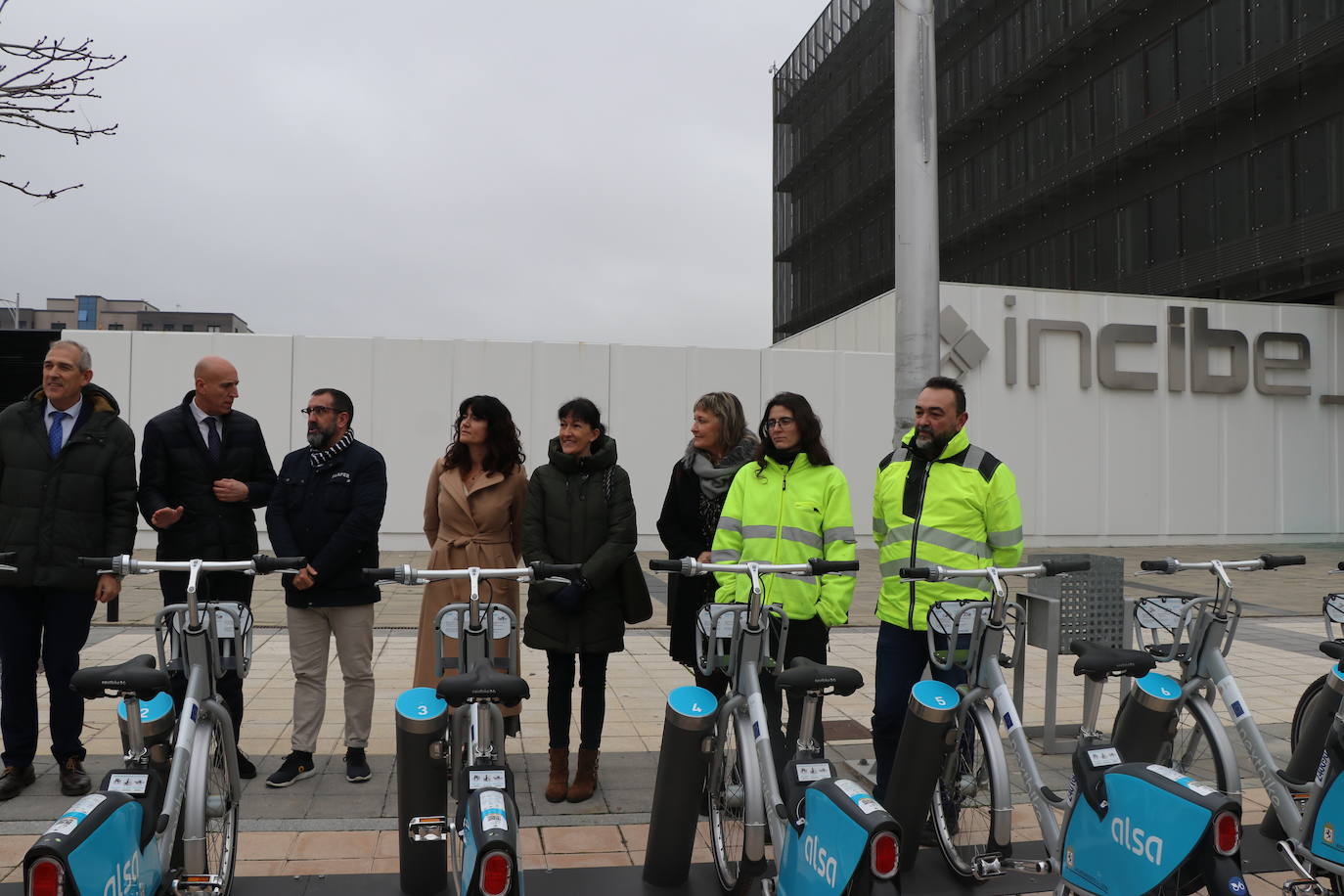 El alcalde de León, José Antonio Diez, junto con el concejal de Movilidad, Vicente Canuria, han presentado una nueva estacion de préstamo de bicicletas en el barrio de La Lastra, frente al edificio del Incibe.