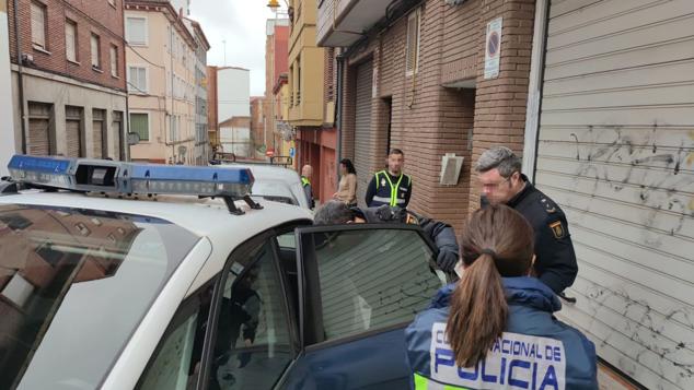 La Policía Nacional registra durante tres horas la vivienda del acusado de matar a su madre en el barrio de San Esteban. El detenido, que ha estado presente en el registro policial, reconoce la mala relación con su progenitora pero no confiesa la autoría. La Policía Judicial agota los plazos legales y suma evidencias para llevar ante el juez del caso. 