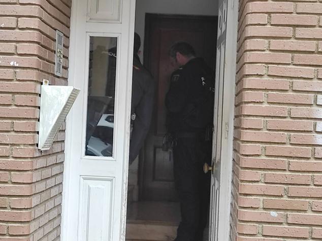 La Policía Nacional registra durante tres horas la vivienda del acusado de matar a su madre en el barrio de San Esteban. El detenido, que ha estado presente en el registro policial, reconoce la mala relación con su progenitora pero no confiesa la autoría. La Policía Judicial agota los plazos legales y suma evidencias para llevar ante el juez del caso. 