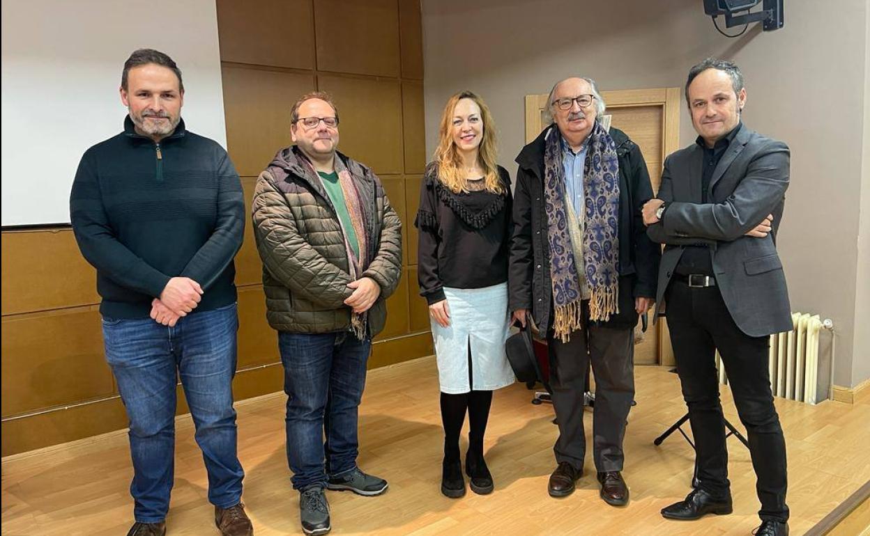 La biblioteca de La Bañeza acogió el pasado martes la presentación del poemario 'Flores de sangre sobre la hierba'.