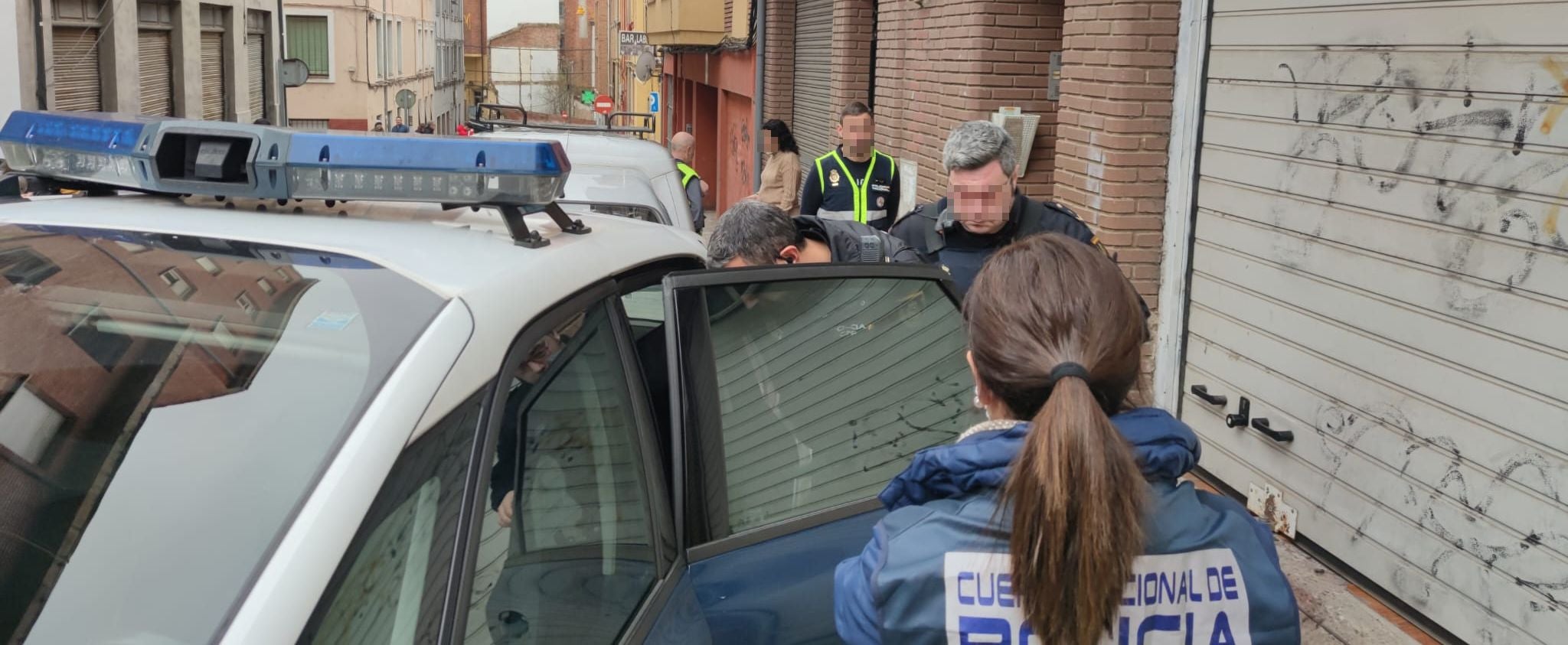 La Policía Nacional registra durante tres horas la vivienda del acusado de matar a su madre en el barrio de San Esteban. El detenido, que ha estado presente en el registro policial, reconoce la mala relación con su progenitora pero no confiesa la autoría. La Policía Judicial agota los plazos legales y suma evidencias para llevar ante el juez del caso. 