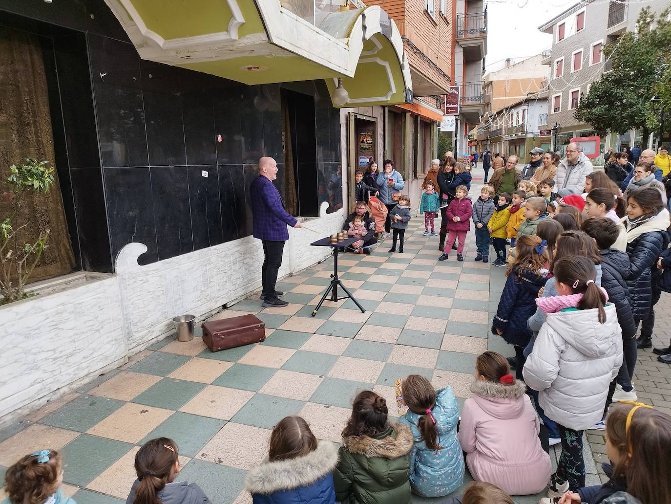 Varios espectáculos en la calle llenan de ilusión e ilusionismo la capital coyantina durante esta semana.